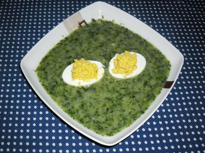 Zupa szpinakowa z faszerowanymi jajkami