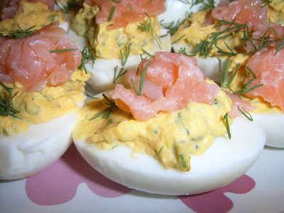 Faszerowane jajka z łososiem