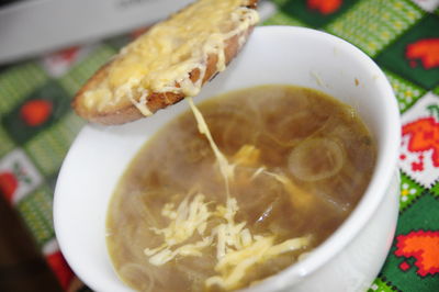 Ostra zupa cebulowa z grzanką