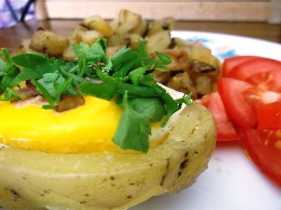 Jajko sadzone z boczkiem w ziemniaku