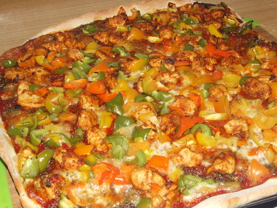 Oryginalna włoska pizza z mozzarellą i kurczakiem