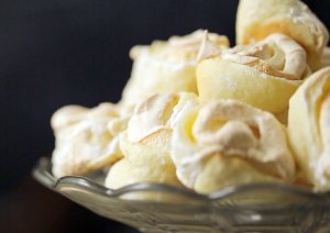 Bezowe ciasteczka różyczki  prosty przepis i składniki