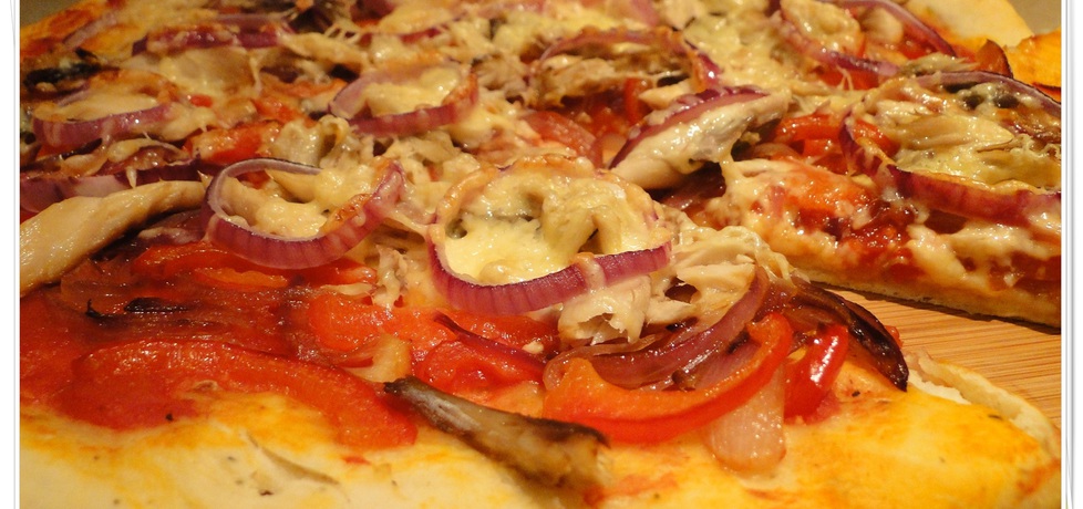 Pizza z wędzoną makrelą i czerwoną cebulą. (autor: ao12 ...
