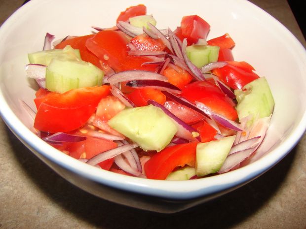 Przepis  szybka surówka z pomidorami przepis