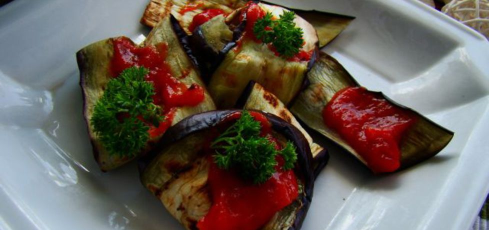 Dobry grillowany bakłażan podany z sosem pomidorowym (autor ...