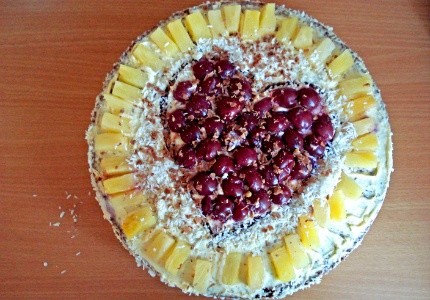 Walentynkowy tort z kremem karpatkowym i owocami