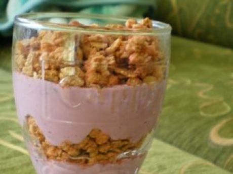 Przepis  deser z owocowego jogurtu i musli przepis