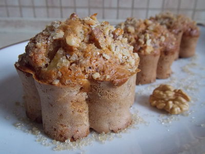 Muffinki korzenne z jabłkami i orzechową posypką