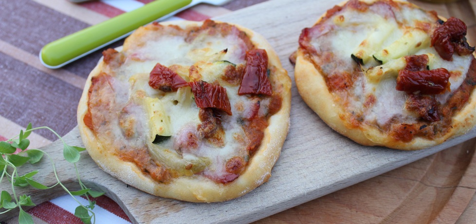 Mini pizze z cukinią i suszonymi pomidorami (autor: anemon ...