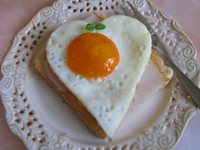 Walentynkowe tosty z jajkiem