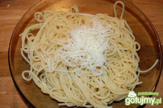 Przepis  spaghetti z czosnkiem i oliwą pikantne przepis