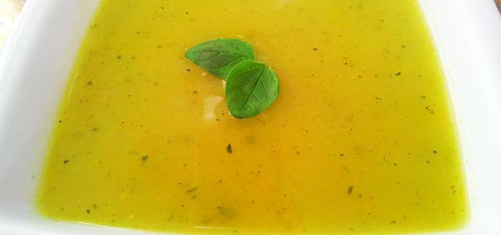 Zupa krem z cukinii z dodatkiem curry i świeżym oregano (autor ...