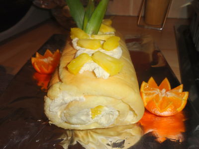 Rolada z kremem pomarańczowym z ananasem