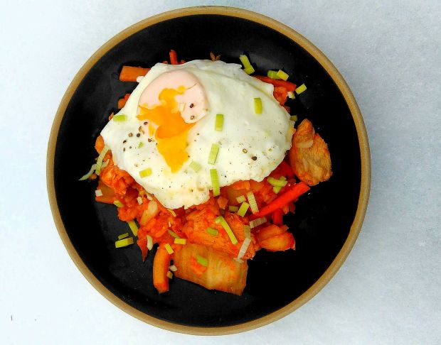 Przepis  ryż smażony z kurczakiem i kimchi przepis