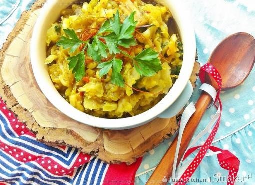 Wegańska kapusta z curry i warzywami