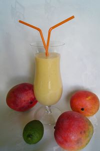 Owsiany koktajl z mango i limonką