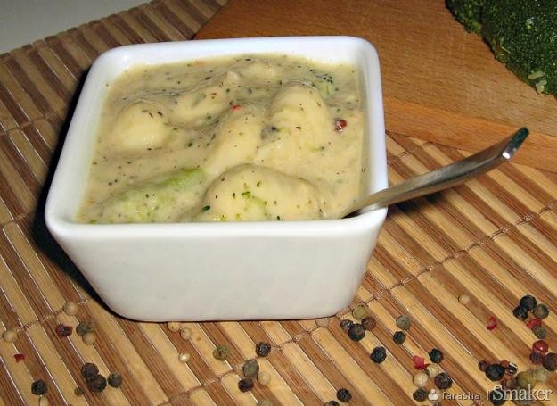 Zupa serowo-ziołowa z brokułami i makaronem