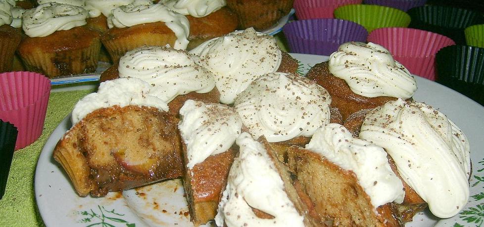 Muffinki ze śliwkami,masą krówkową i śmietaną... (autor: w