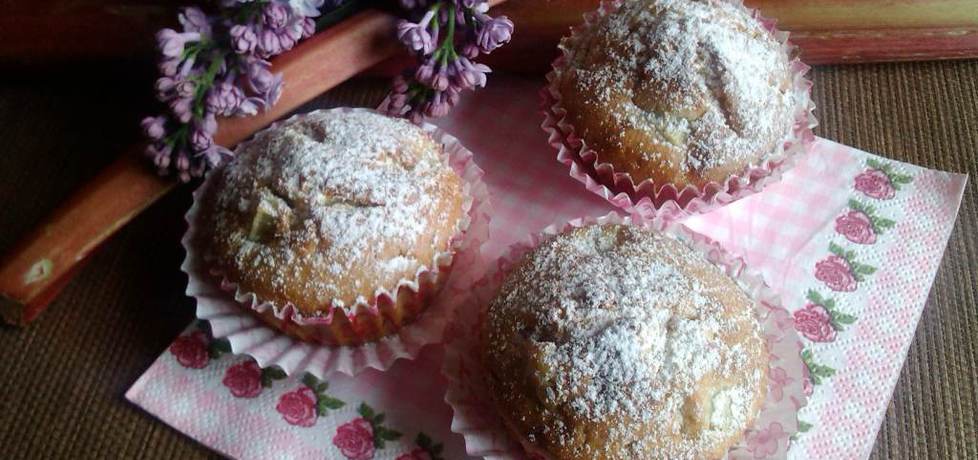Muffini z rabarbarem i cukrem pudrem (autor: konczi ...
