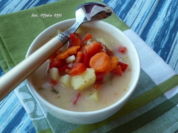 Przepis  zupa kolorowa z pomidorami i papryką przepis