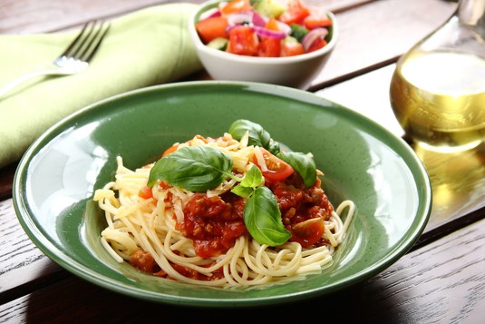Spaghetti bolognese z cebulką