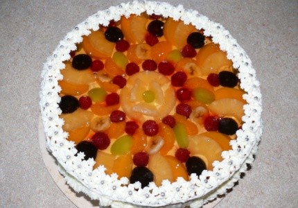Tort owocowy z bitą śmietaną