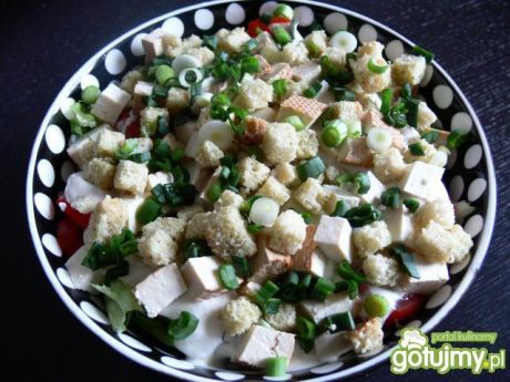Przepis  sałatka z grzankami i wędzonym tofu przepis