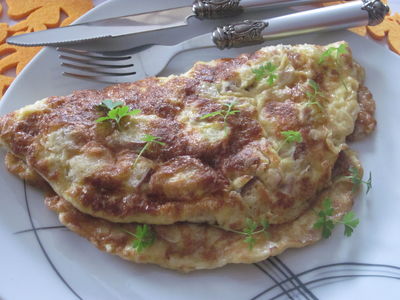 Omlet z boczkiem, grzankami i serem