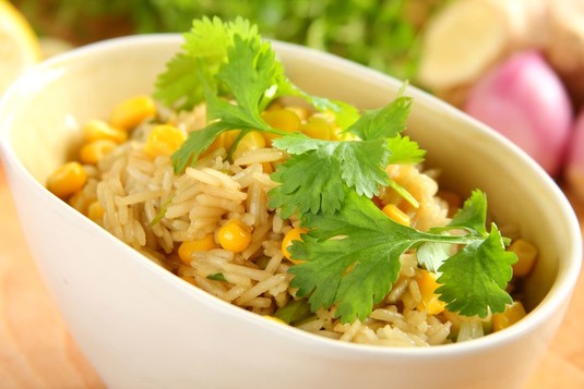 Chiński ryż z kukurydzą i kolendrą