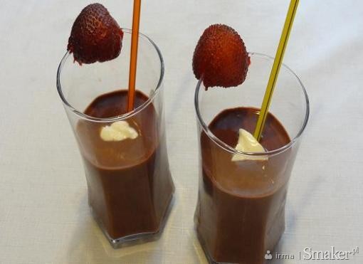 Koktajl truskawkowy z syropem czekoladowym