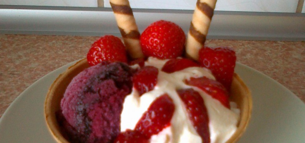 Deser lodowy z jogurtem i truskawkami (autor: konczi ...
