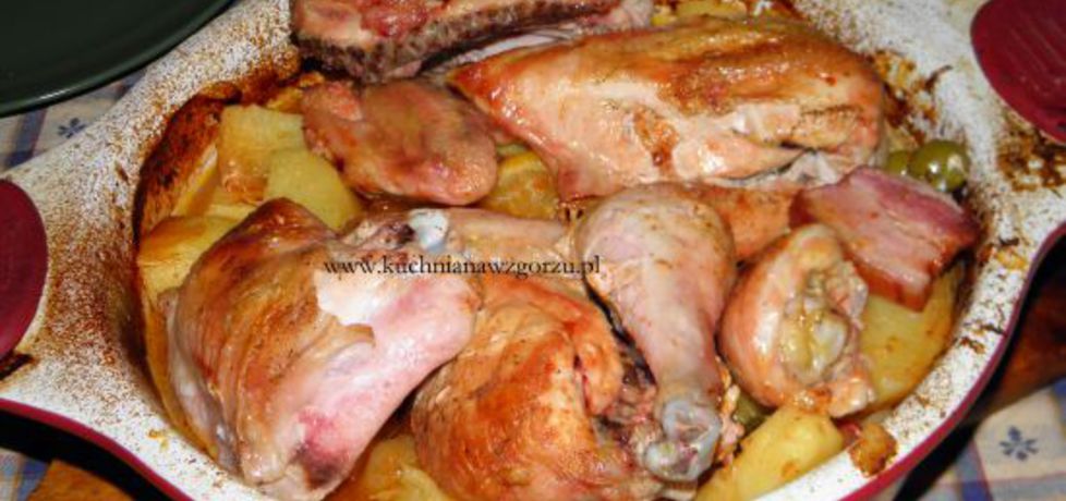 Pieczony kurczak z cytryną, ziemniakami i zielonymi oliwkami. (autor ...