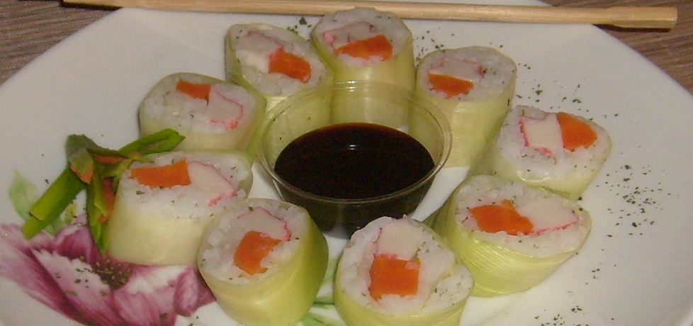 Sushi z paluszkami surimi zawijane w liście pora (autor ...