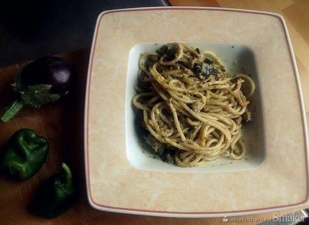 Spaghetti z zielonym pesto, cukinią, żółtym serem i orzechami ...