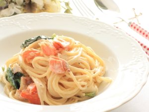 Spaghetti z wędzonym łososiem, szpinakiem i szparagami