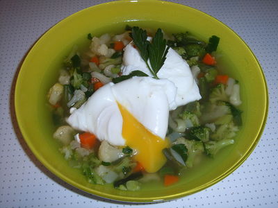 Zupa warzywna z miso i jajkiem w koszulce