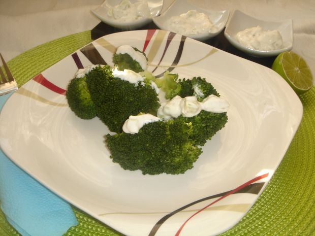 Przepis  brokuły z sosem tzatziki przepis