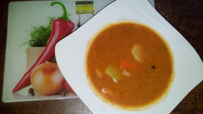Zupa pomidorowa na kości wędzonej z jarzynami