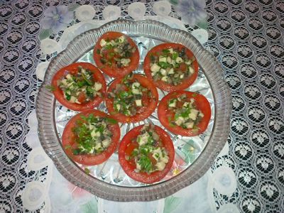 Sałatka w pomidorowych miseczkach