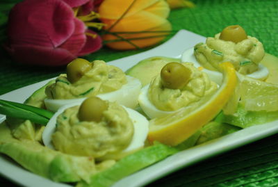 Jajka faszerowane awokado i oliwkami
