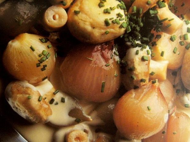 Przepis  cebulki w sosie grzybowo-śmietanowym przepis