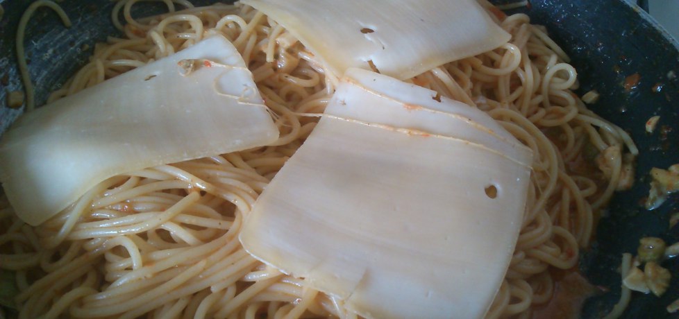 Szybkie spaghetti z żółtym serem i oliwkami (autor: kj ...
