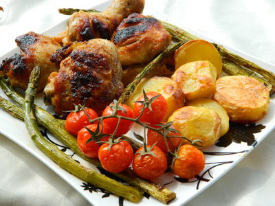 Kurczak z pieczonymi ziemniakami i warzywami