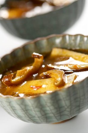 Orientalna zupa kwaśno-pikantna