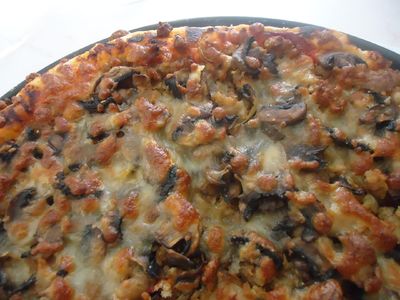 Pizza z szynką i pieczarkami