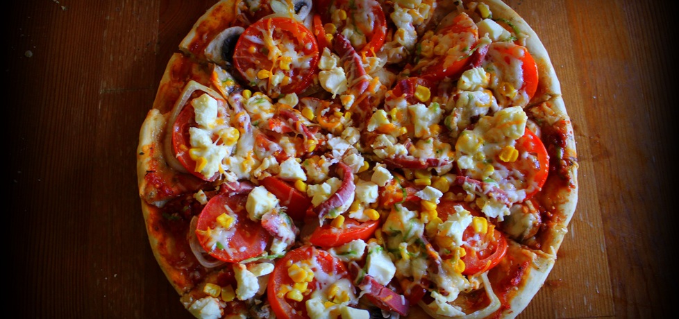 Pizza z pomidorami, fetą i szynką (autor: pyszota)