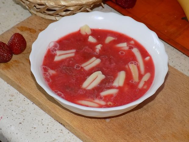 Przepis  zupa truskawkowa z makaronem i miętą przepis