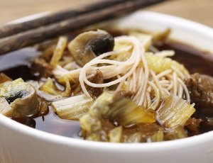 Wietnamska zupa z rostbefem  prosty przepis i składniki