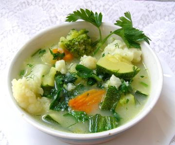Zupa warzywna na maśle z ryżem i cukinią