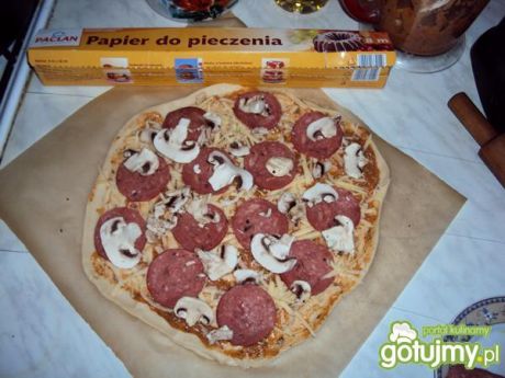 Przepis  pizza z salami i pieczarkami przepis
